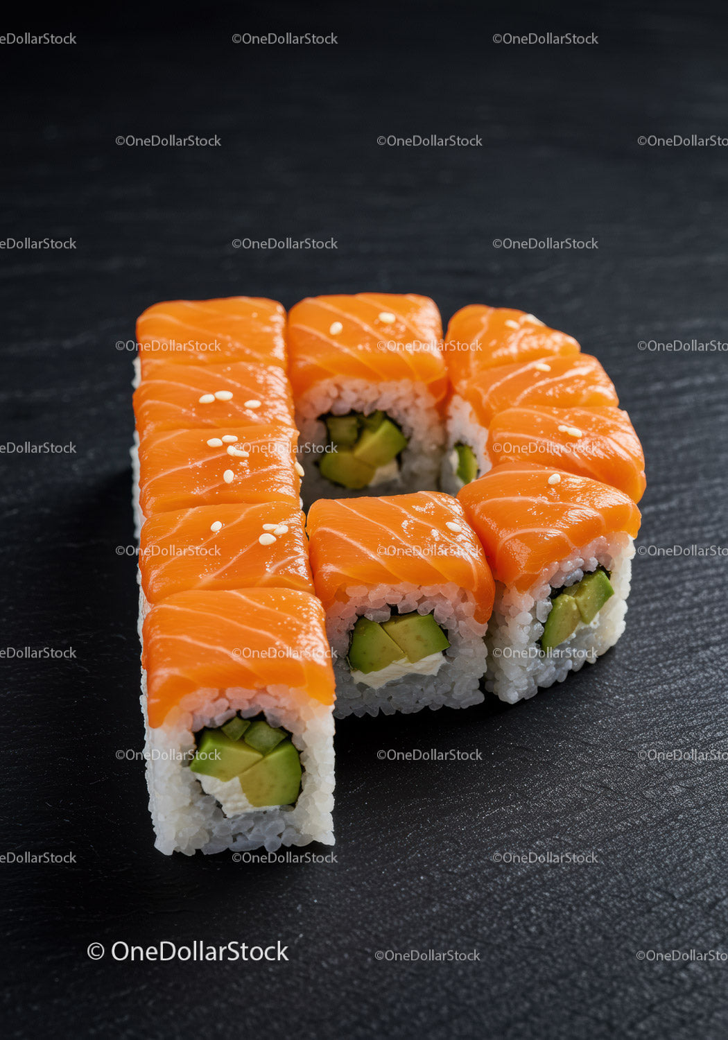Świeże rolki sushi z łososiem, awokado i serkiem śmietankowym