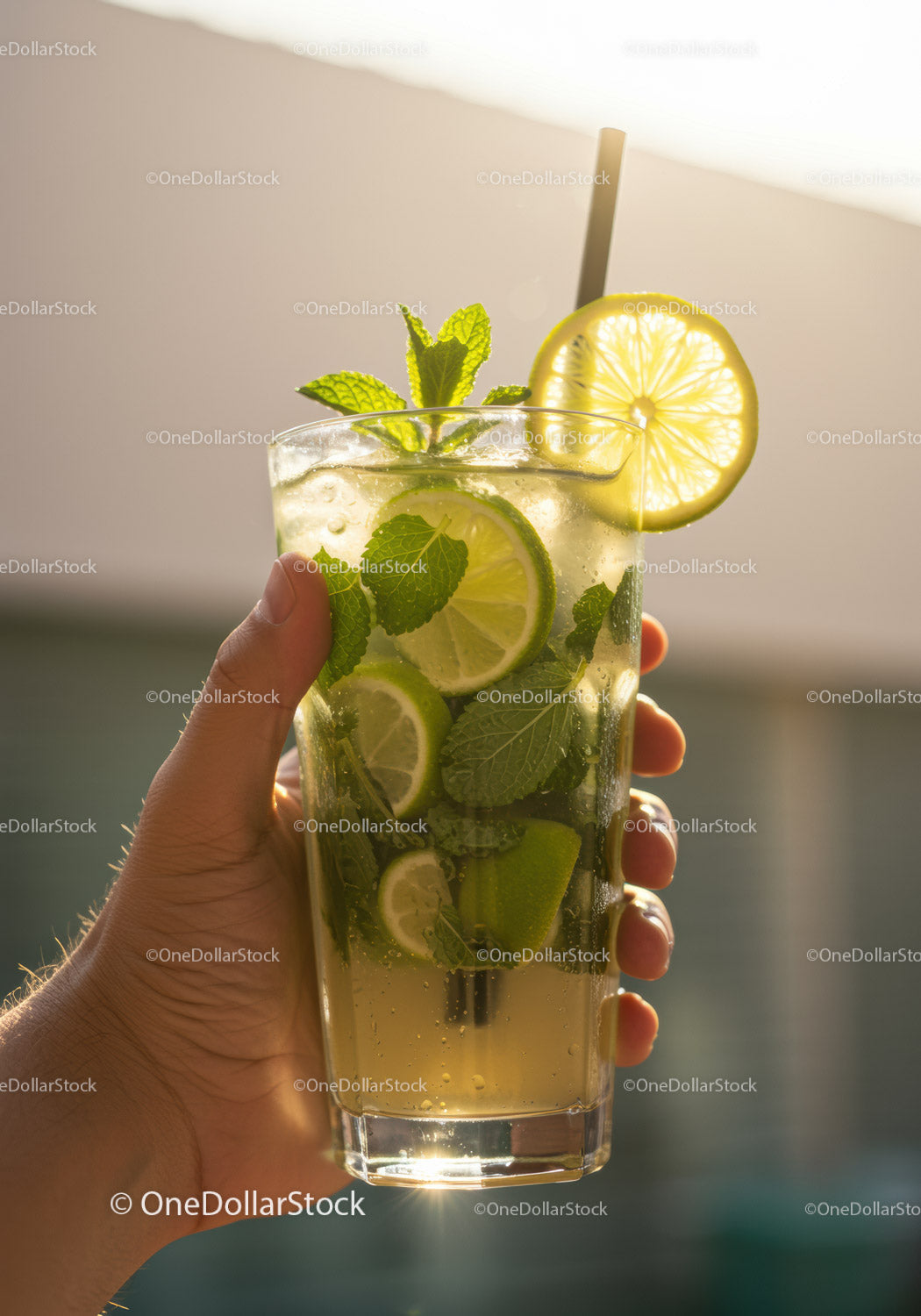 Orzeźwiający koktajl Mojito z limonką i miętą o zachodzie słońca