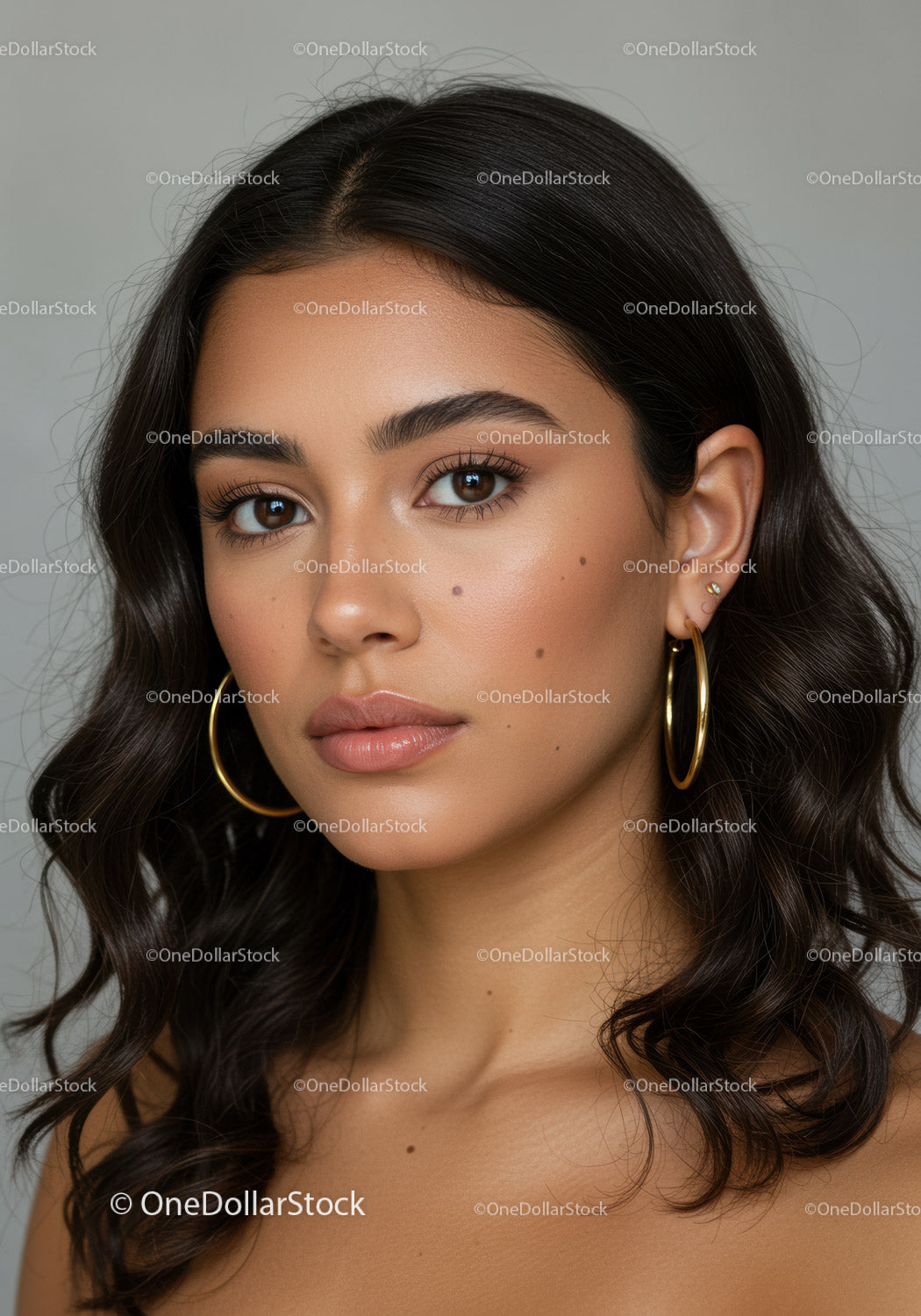 Portret eleganckiej kobiety z brązowymi oczami i złotymi kolczykami w kształcie kółek