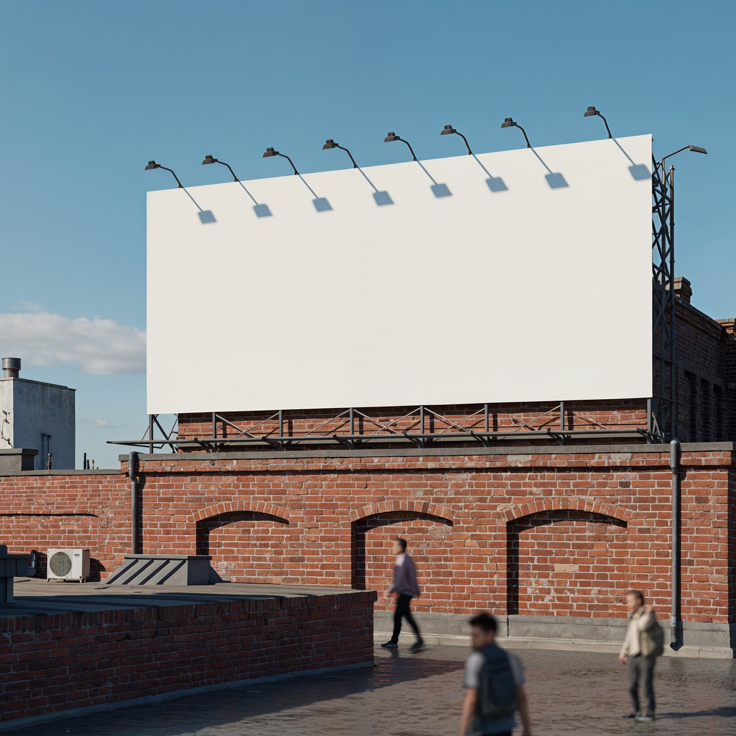 Pusty billboard na zewnątrz budynku z cegły z pieszymi