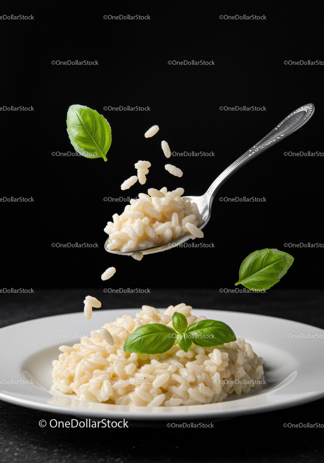 Kremowe risotto ze świeżymi liśćmi bazylii na białym talerzu
