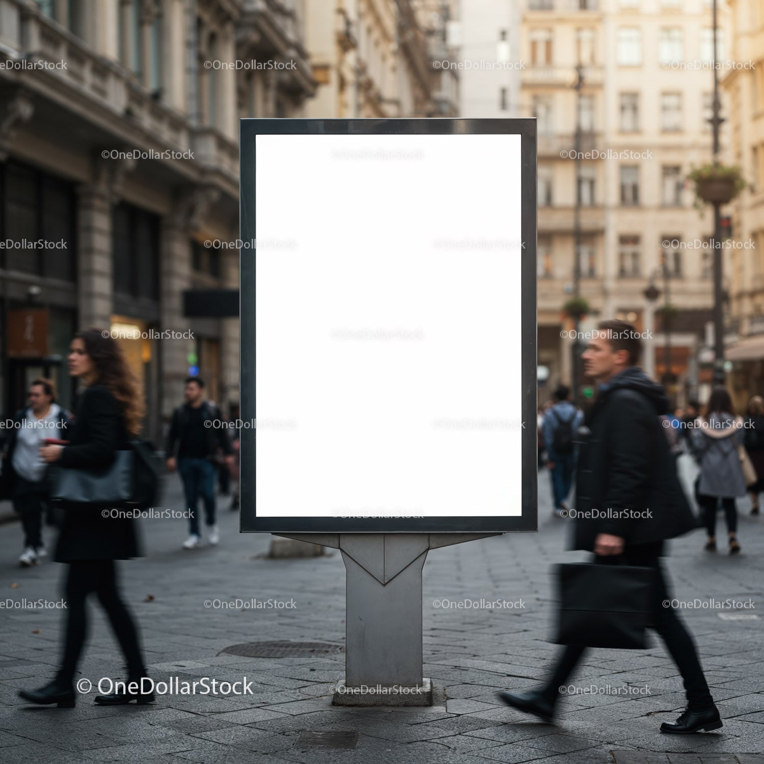 Pusta miejska tablica reklamowa z ludźmi spacerującymi ulicą miasta