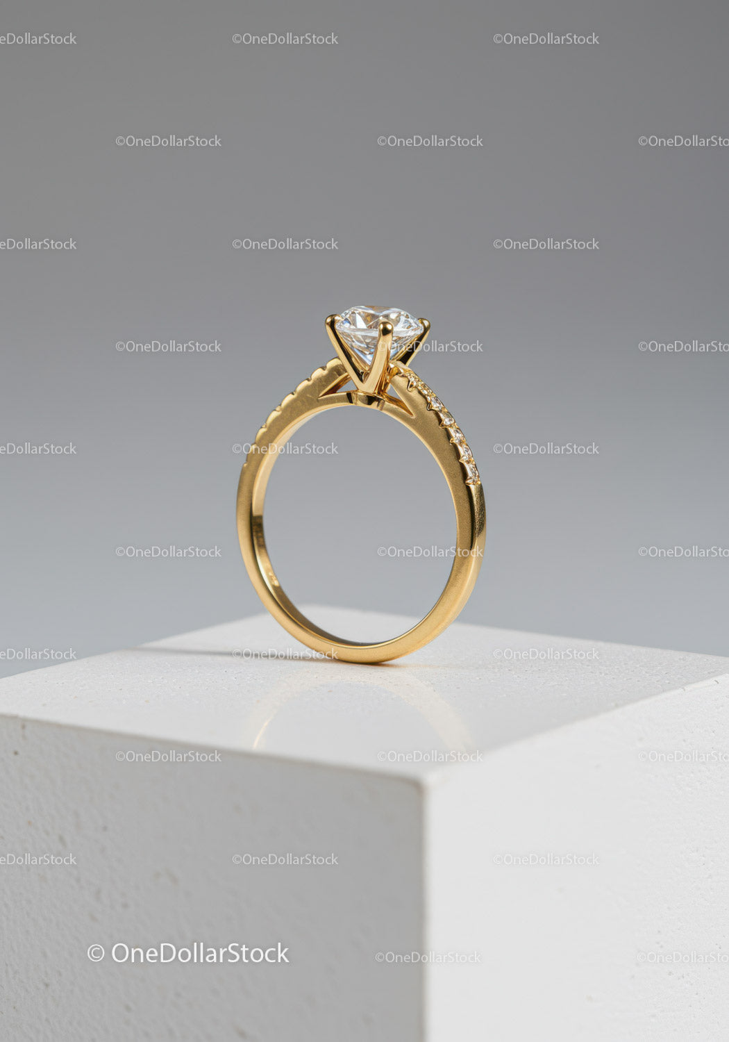 Elegant Gold Engagement Ring with Sparkling Diamond Center Stone