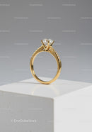Elegant Gold Engagement Ring with Sparkling Diamond Center Stone