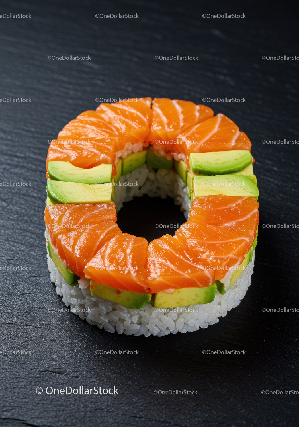 Sushi z łososiem i awokado w kształcie pierścienia na ciemnej powierzchni łupkowej