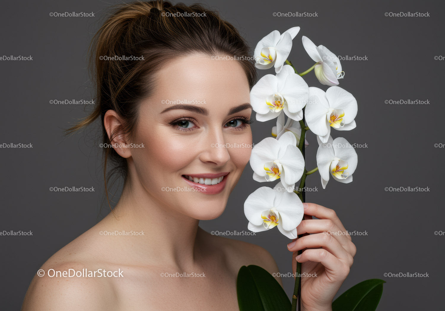 Elegancka kobieta trzymająca białą orchideę o jasnej skórze i niebieskich oczach