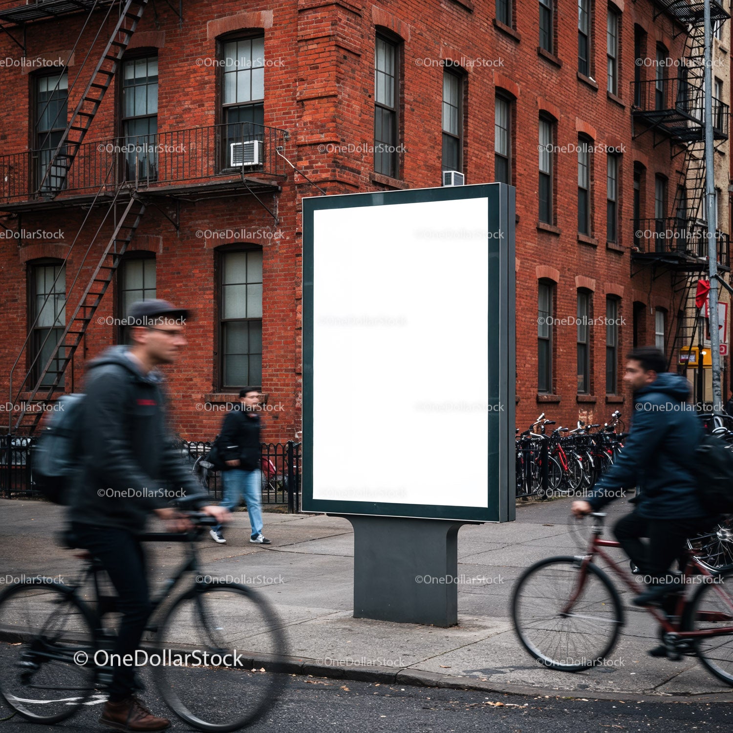 Scena uliczna w mieście z pustym billboardem i rowerzystami
