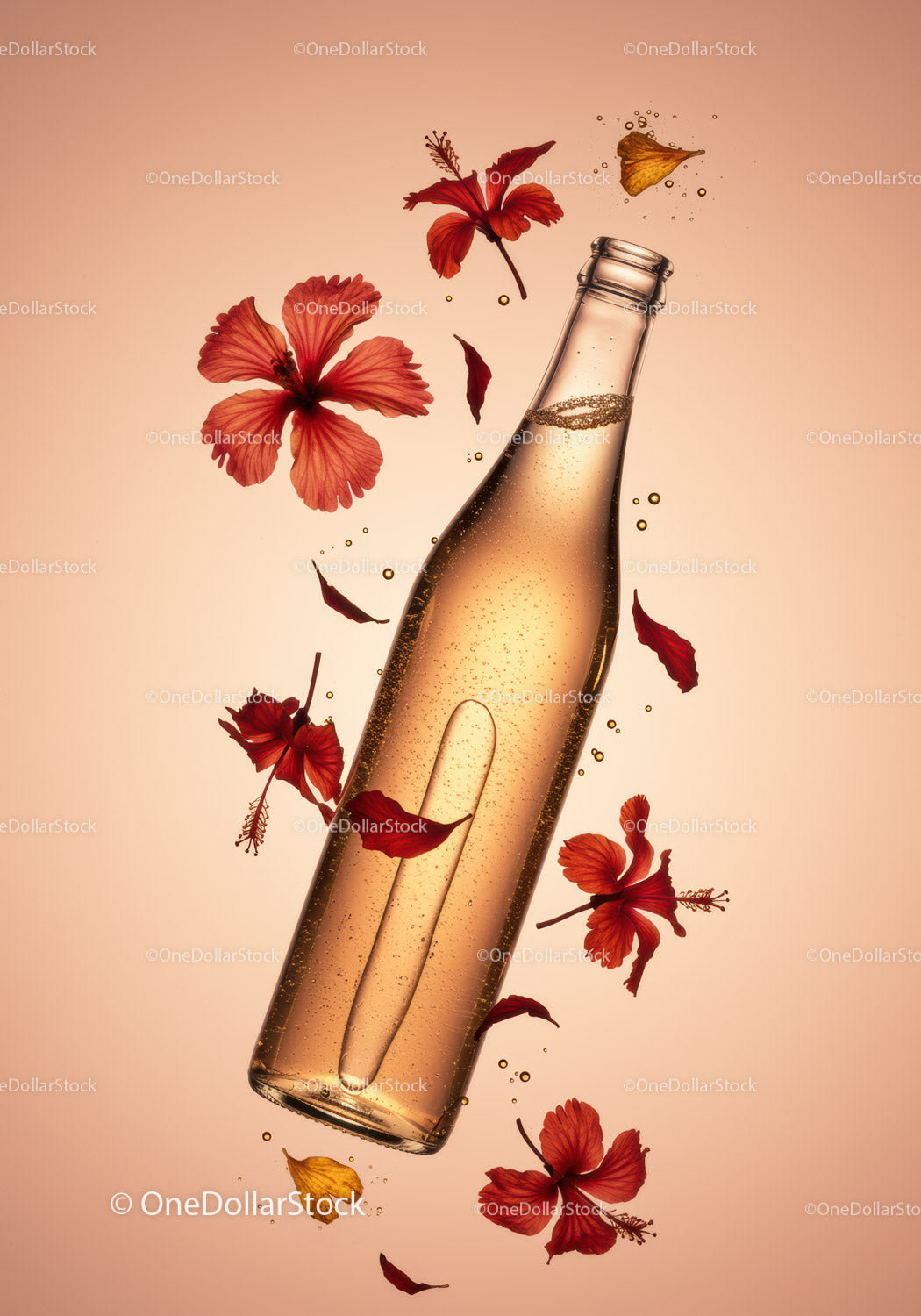 Butelka na napój musujący otoczona żywymi kwiatami hibiskusa