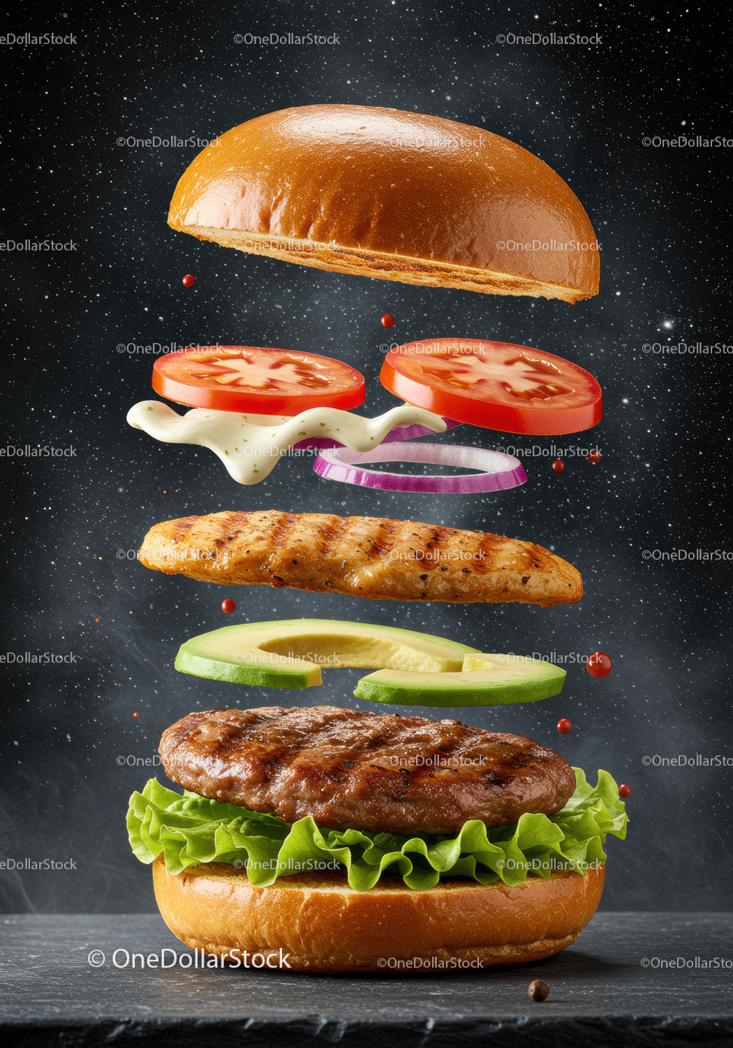 Dekonstruowany burger z grillowanego kurczaka ze świeżymi warzywami