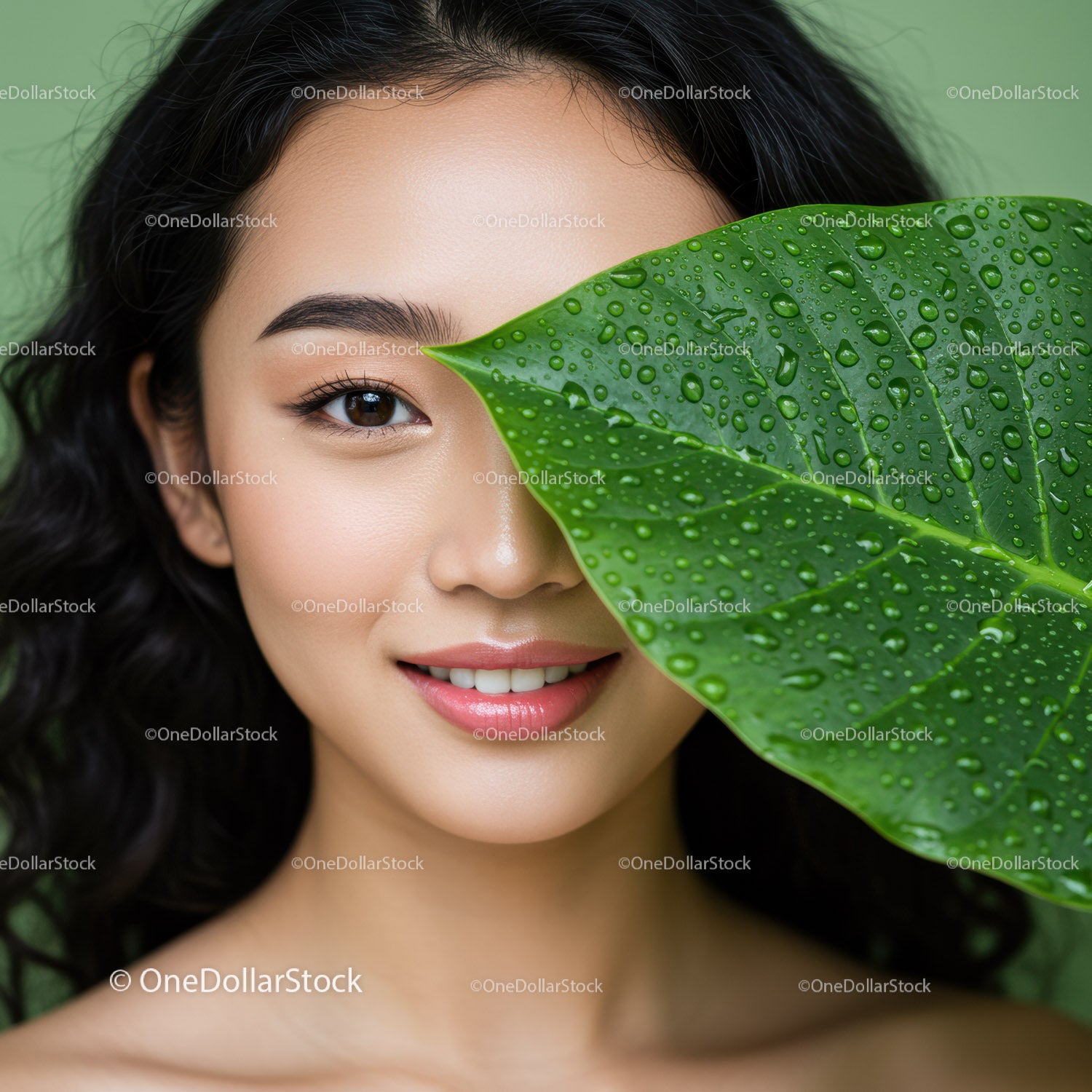 Portret kobiety z zielonym liściem zakrywającym jedno oko w naturalnym otoczeniu