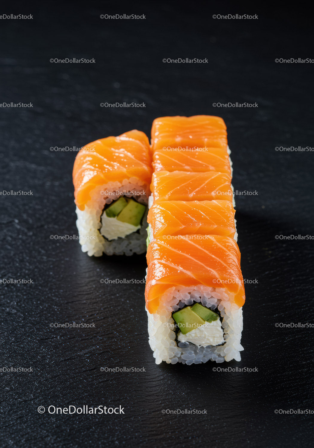 Świeże rolki sushi z łososiem, awokado i serkiem śmietankowym