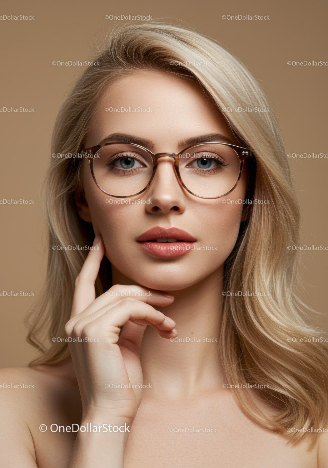 Elegancka blondynka w okularach, z niebieskimi oczami i naturalnym makijażem