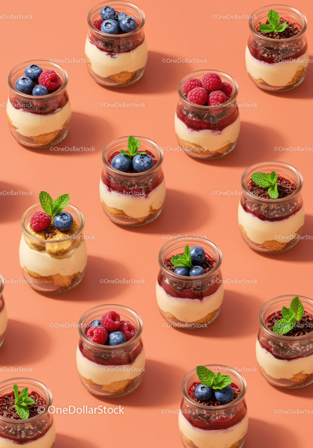 Desery Tiramisu z Różnymi Jagodami w Szklanych Słoikach