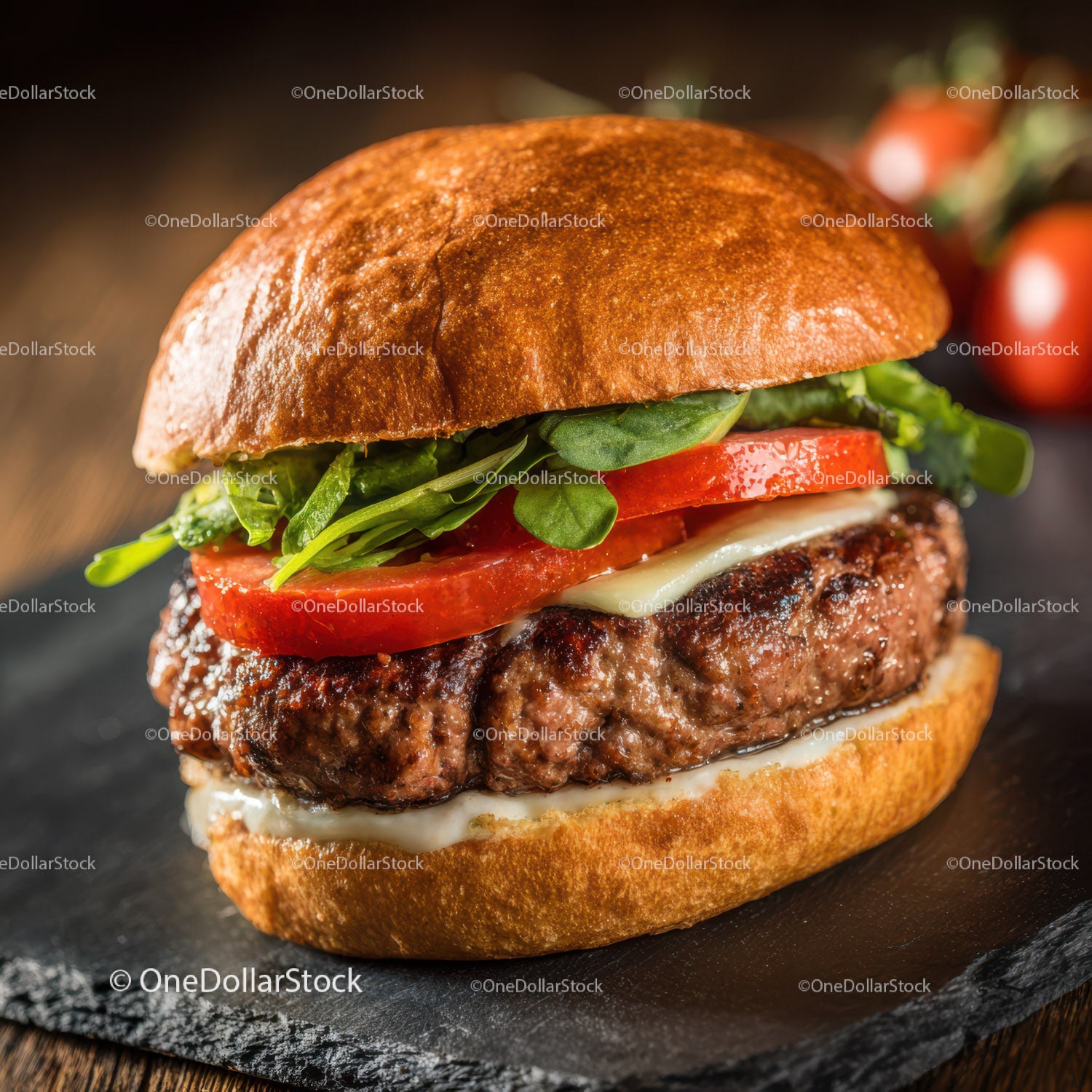Soczysty burger wołowy ze świeżymi warzywami i roztopionym serem