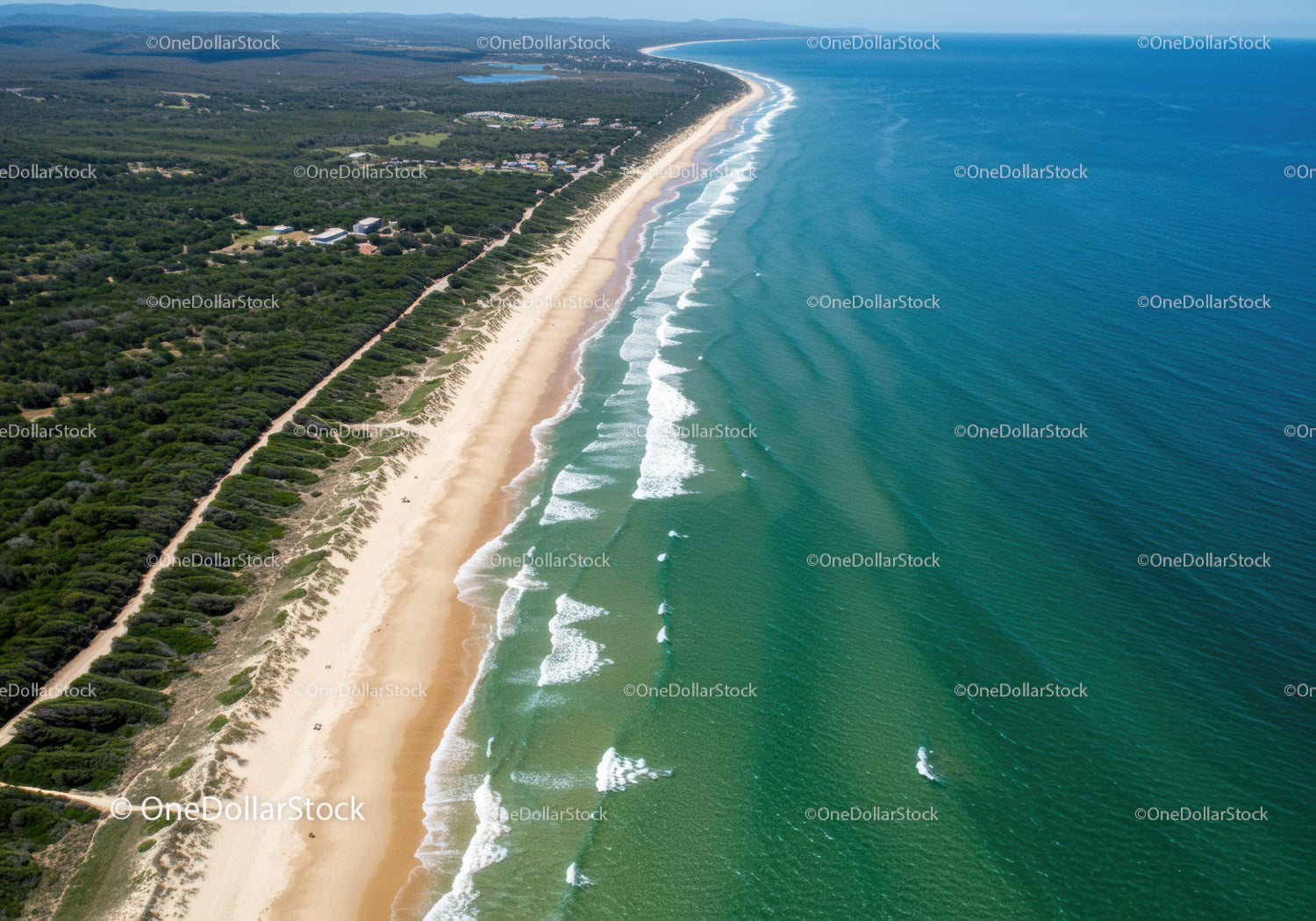 Malownicza plaża nadmorska z turkusowymi falami oceanu i zielenią