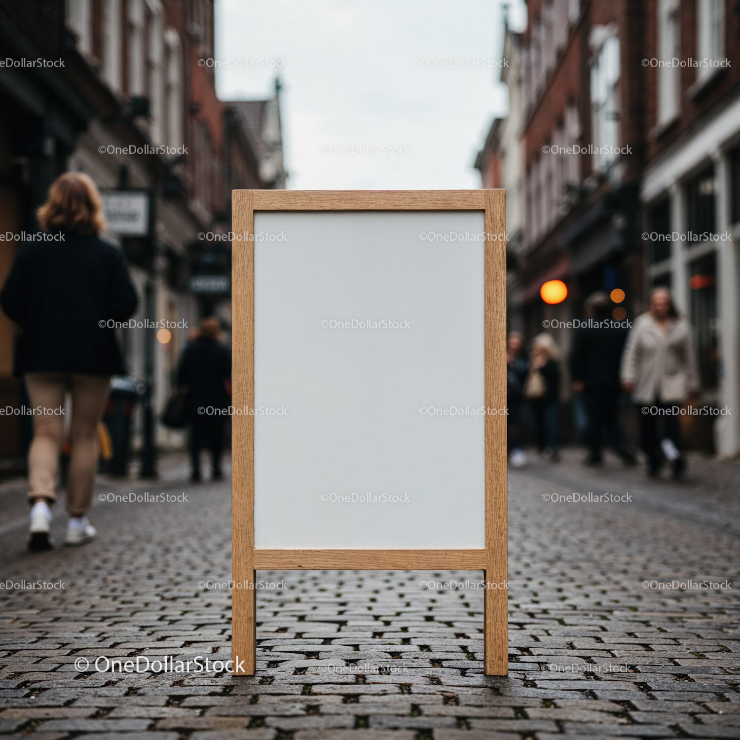 Pusty, drewniany znak chodnikowy w kształcie litery A na miejskiej brukowanej ulicy