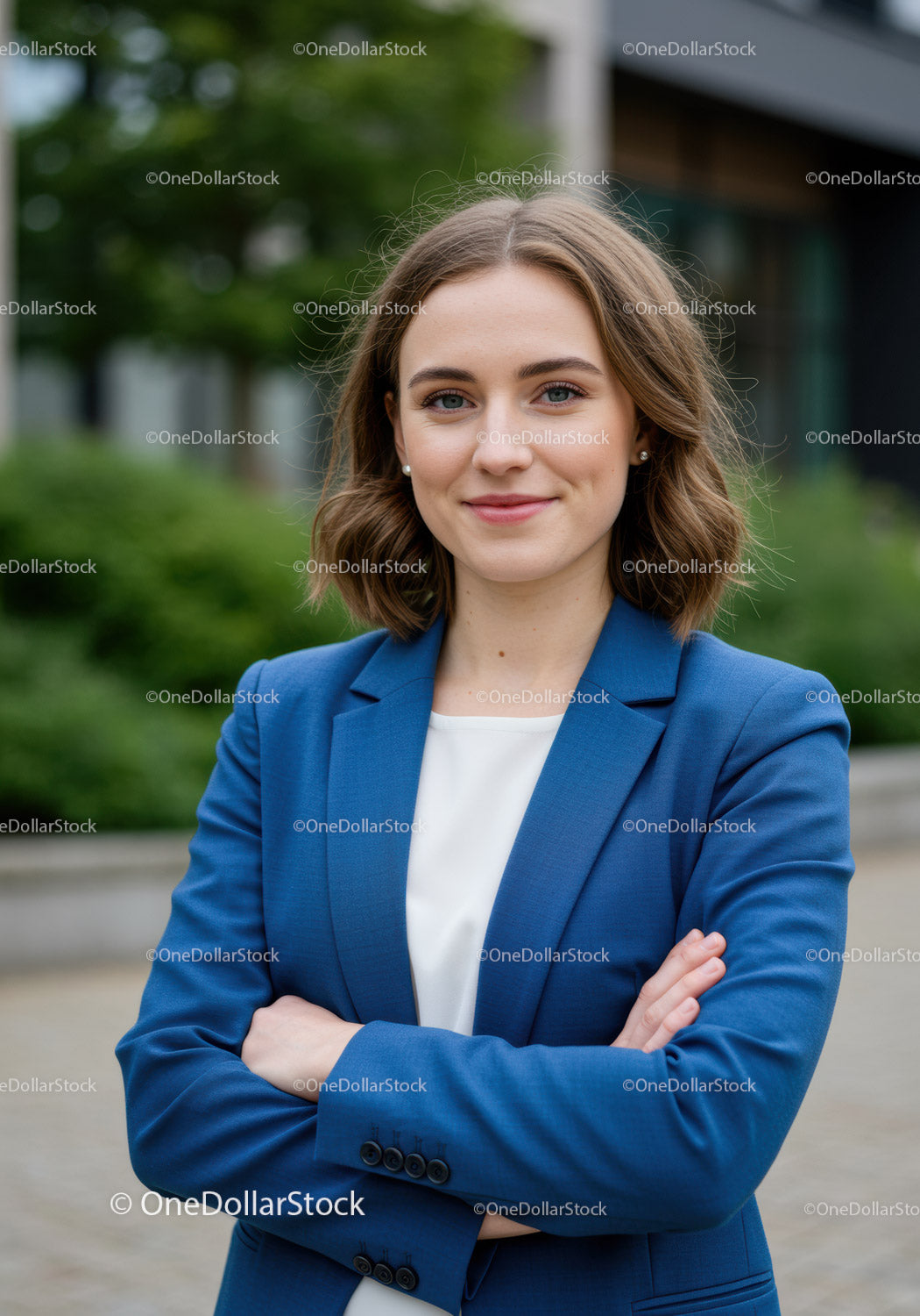 Pewna siebie bizneswoman w niebieskim blezerze w miejskim otoczeniu na świeżym powietrzu