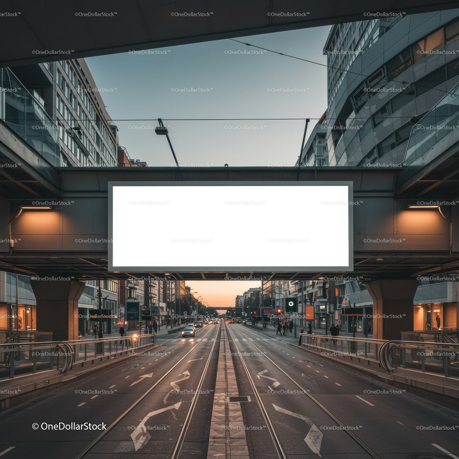 Pusta ulica miejska z dużym pustym billboardem o zmierzchu