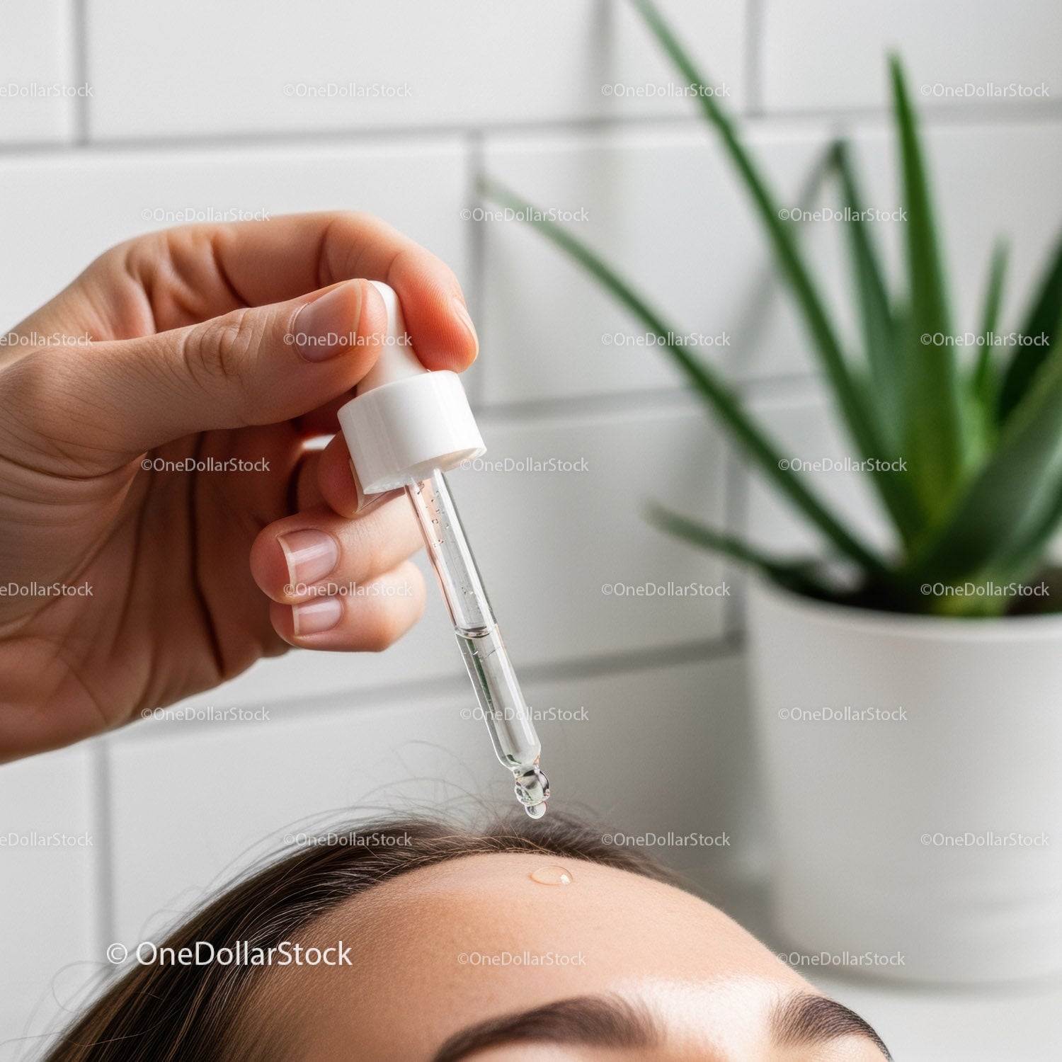 Kobieta nakładająca serum na twarz za pomocą kroplomierza w celu odmłodzenia skóry