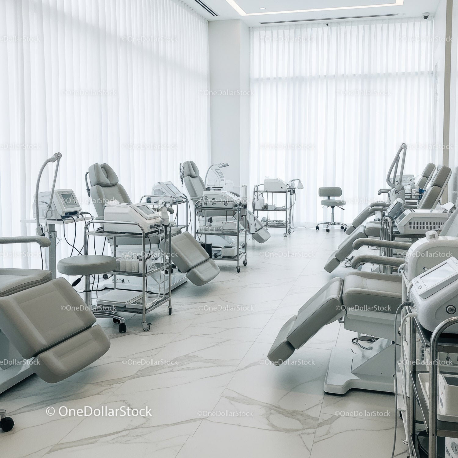Nowoczesna sala szpitalna ze sprzętem medycznym i krzesłami dla pacjentów