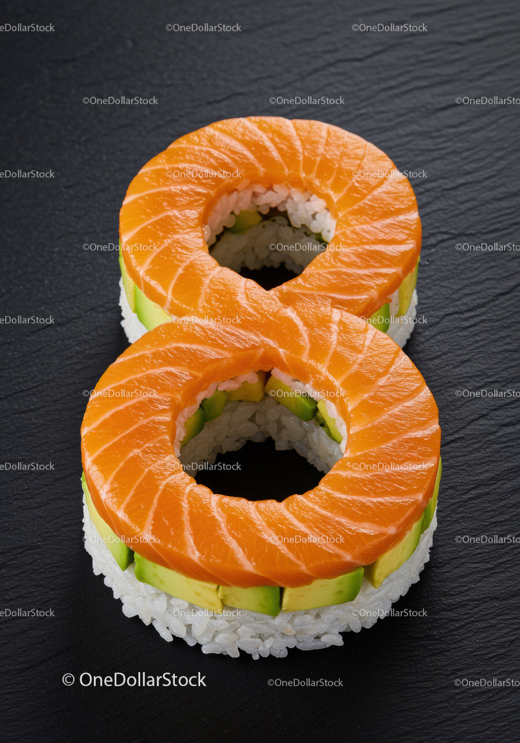 Kreatywne krążki sushi z łososiem i awokado na talerzu łupkowym
