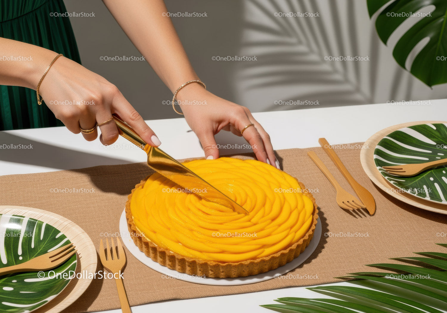 Świeża tarta z mango z pięknie pokrojonym mango i tropikalnymi dekoracjami