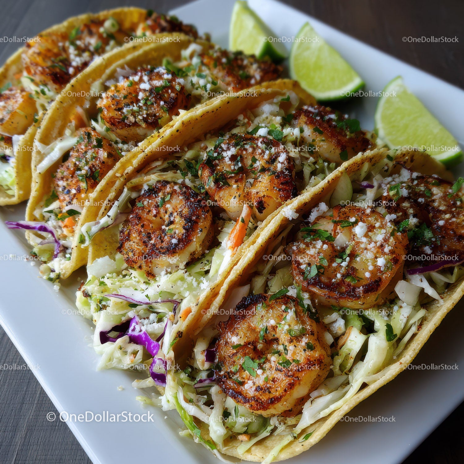 Tacos z owocami morza, surówką z kapusty i krewetkami oraz ćwiartkami limonki