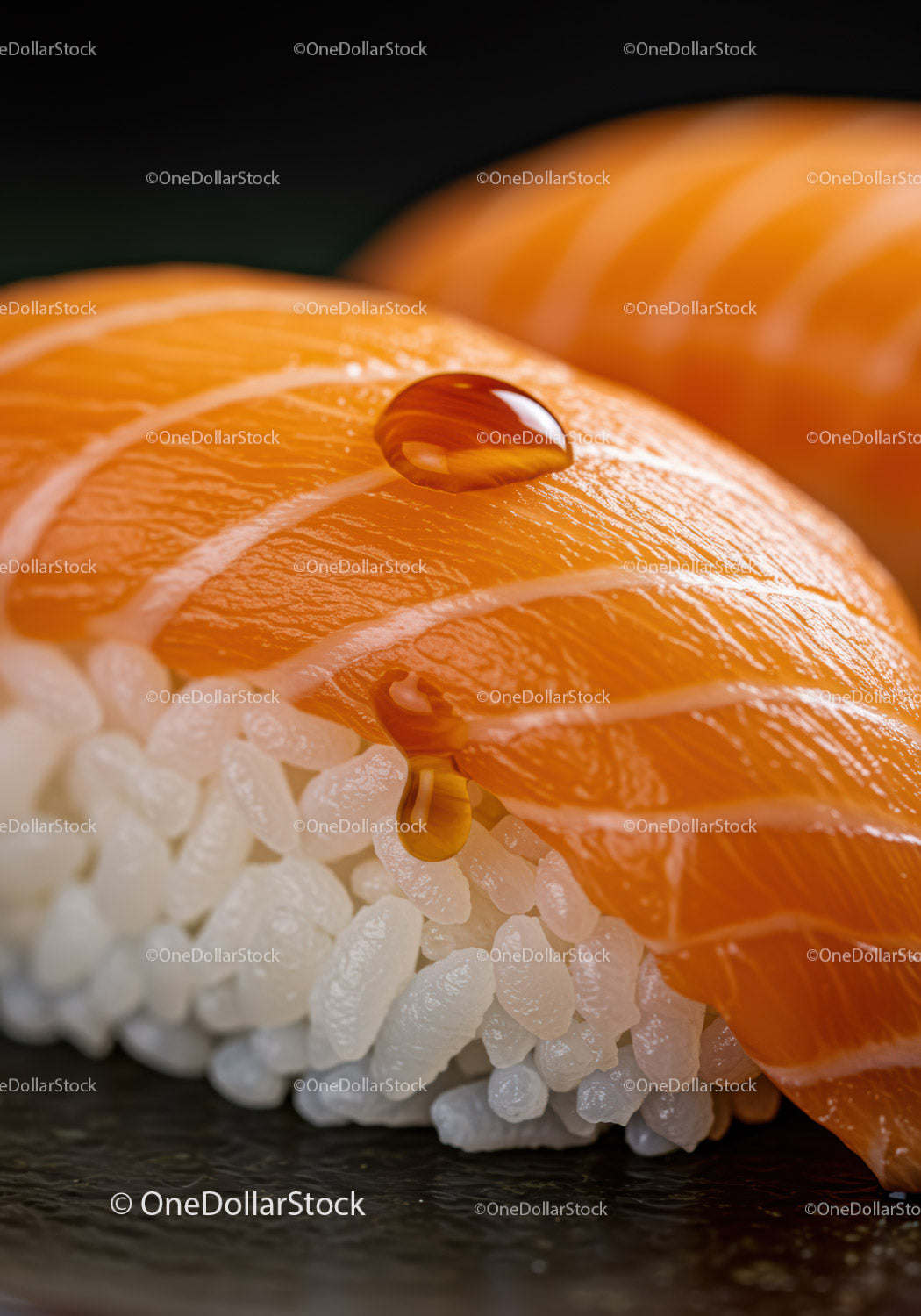 Świeży łosoś nigiri sushi z kroplą sosu sojowego z bliska