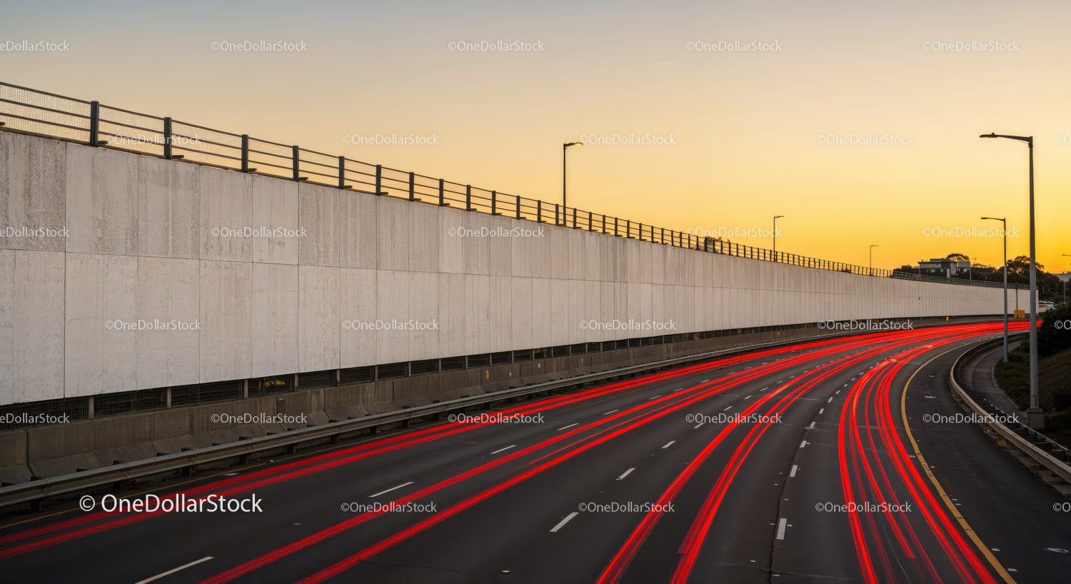Autostrada o zachodzie słońca ze szlakami czerwonego światła i ulicą miejską
