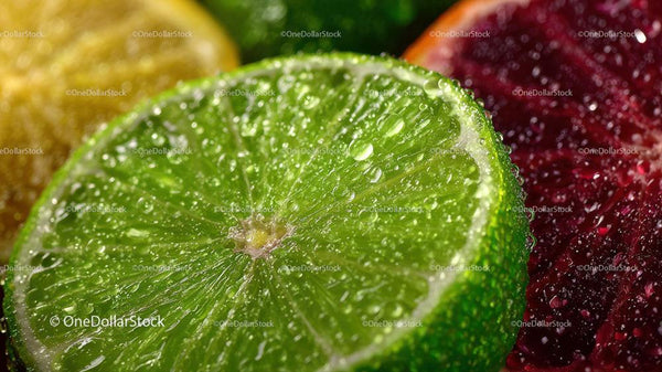 Zbliżenie limonki i jagody z kroplami wody