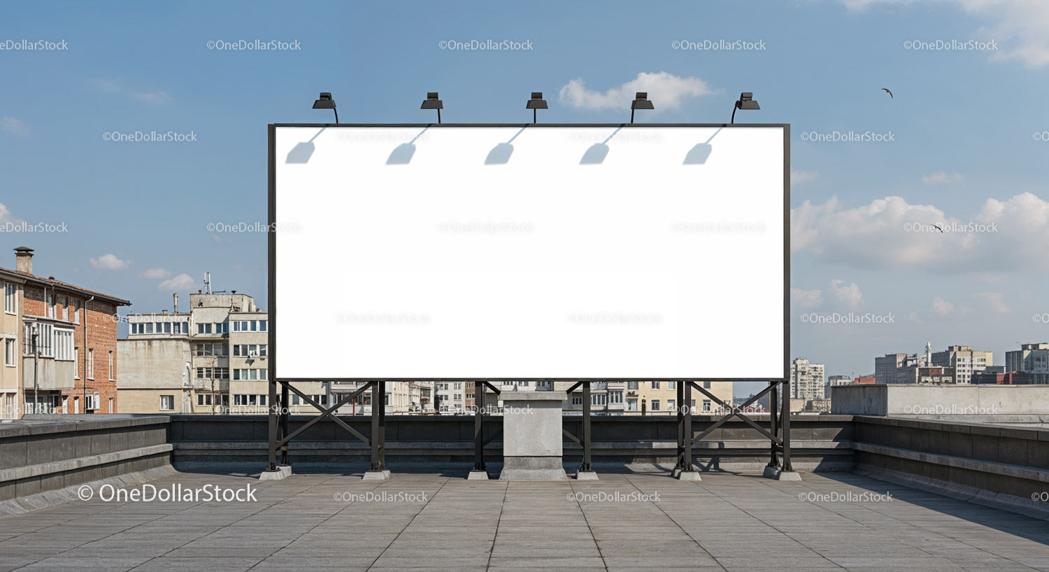 Duży, pusty billboard na dachu miejskim pod błękitnym niebem