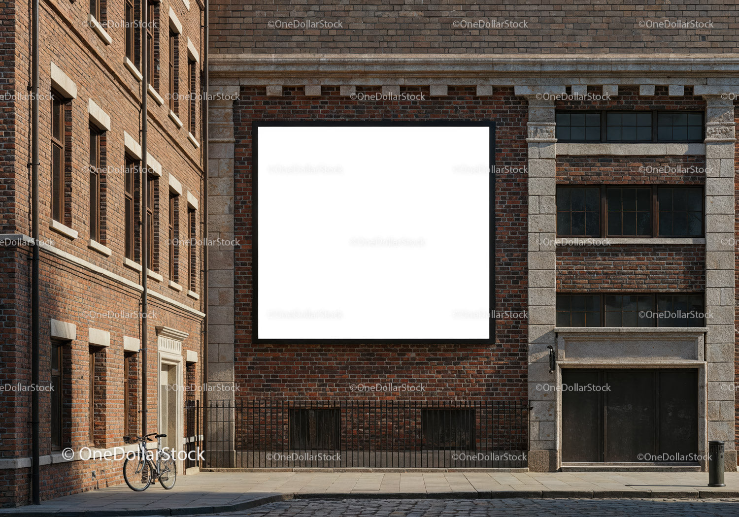 Pusty billboard na ścianie zabytkowego ceglanego budynku