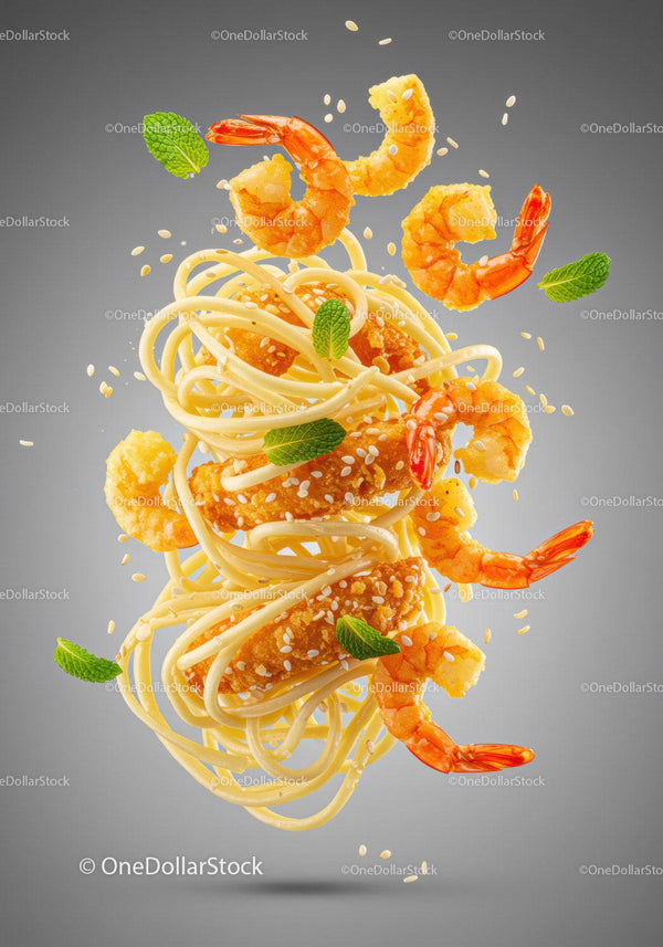 Latające spaghetti z chrupiącymi krewetkami i świeżymi liśćmi mięty
