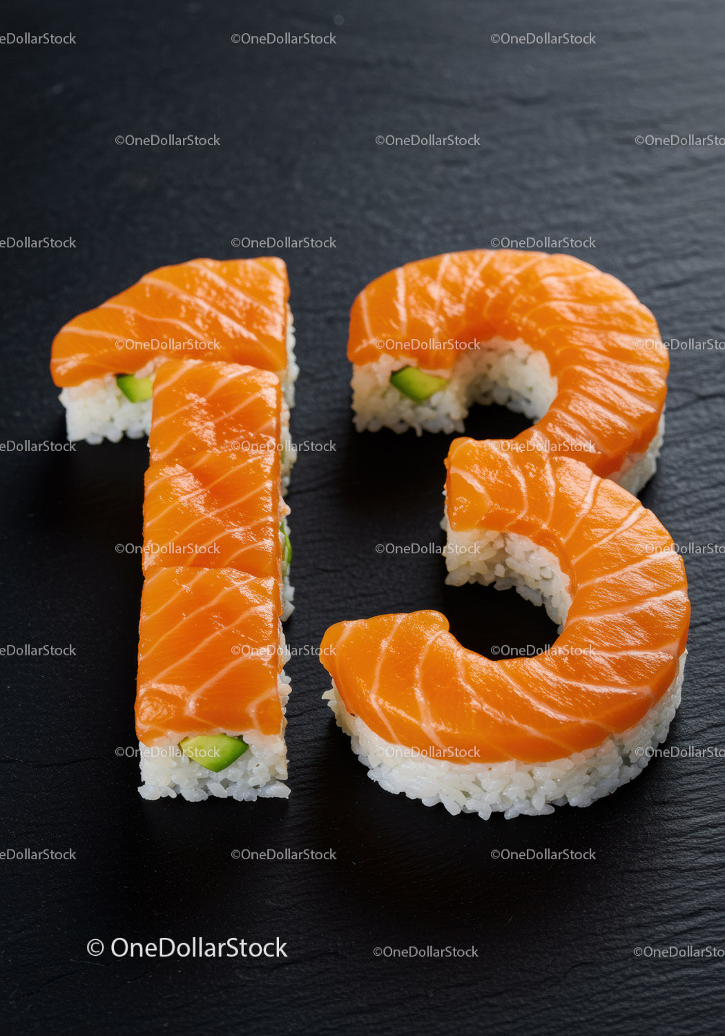 Sushi w kształcie cyfry trzynaście na czarnej powierzchni łupkowej