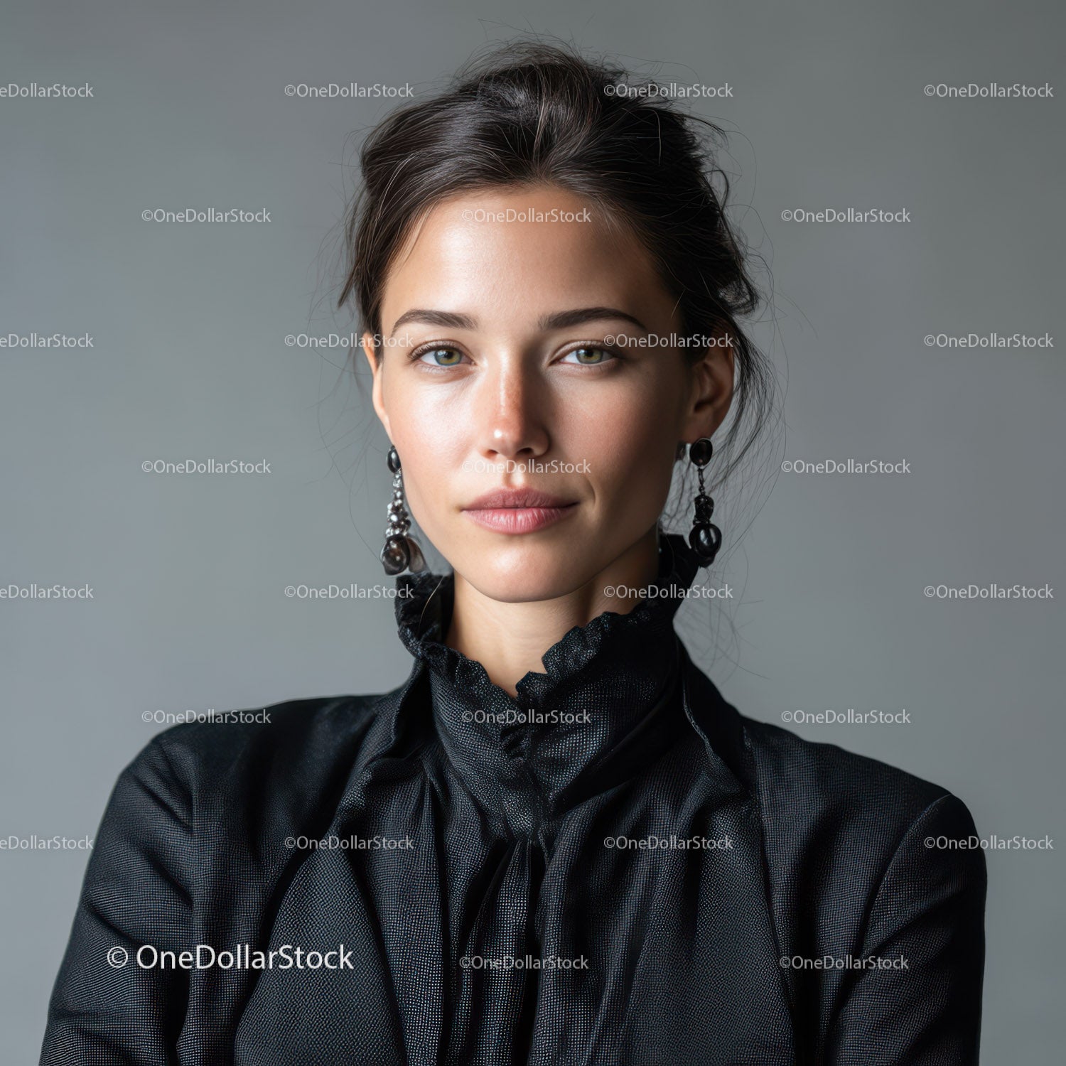 Elegancka kobieta w czarnym stroju i kolczykach Portret