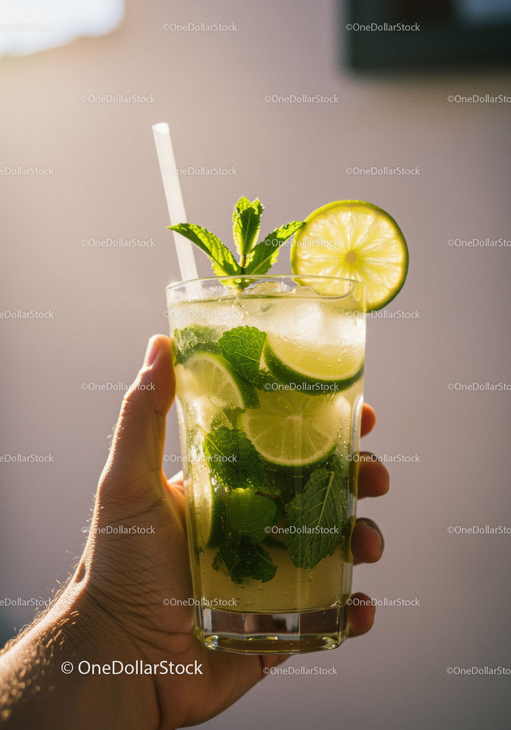 Orzeźwiający koktajl mojito z limonką i liśćmi mięty