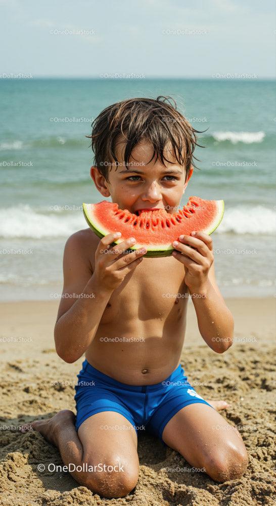 Szczęśliwy chłopiec jedzący arbuza na plaży podczas letnich wakacji