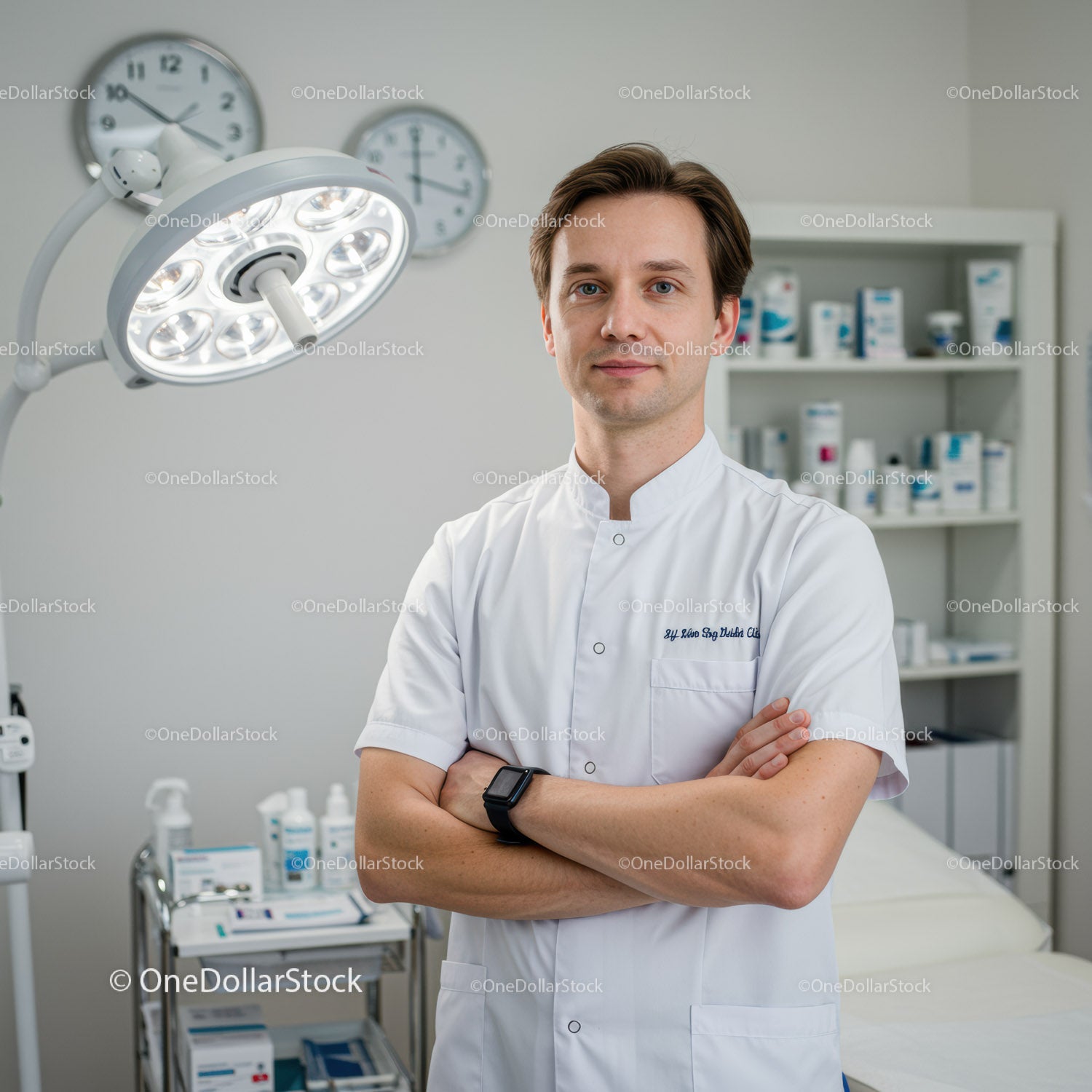 Lekarz stojący w klinice ze sprzętem medycznym i jasnym oświetleniem