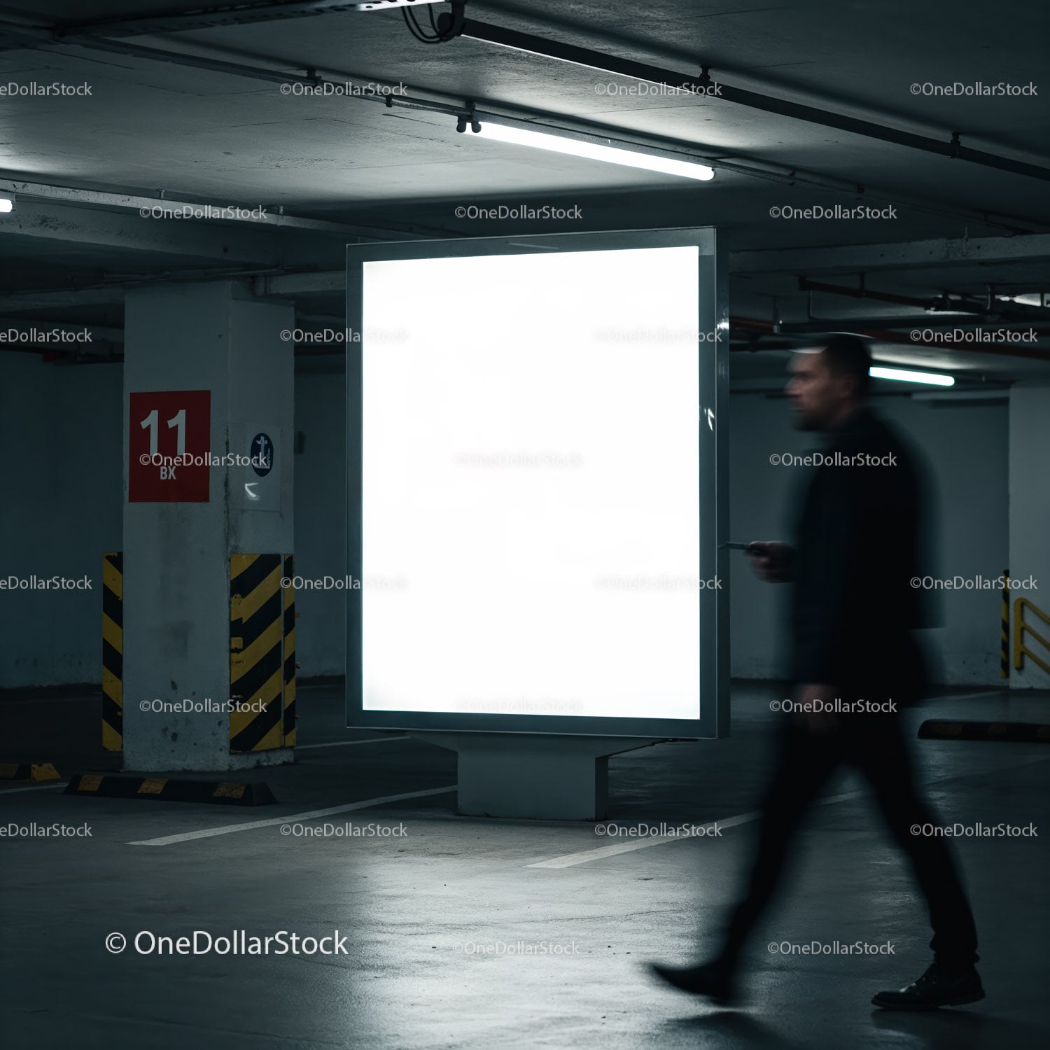 Niewyraźny mężczyzna przechodzący obok oświetlonego, pustego billboardu w pomieszczeniu