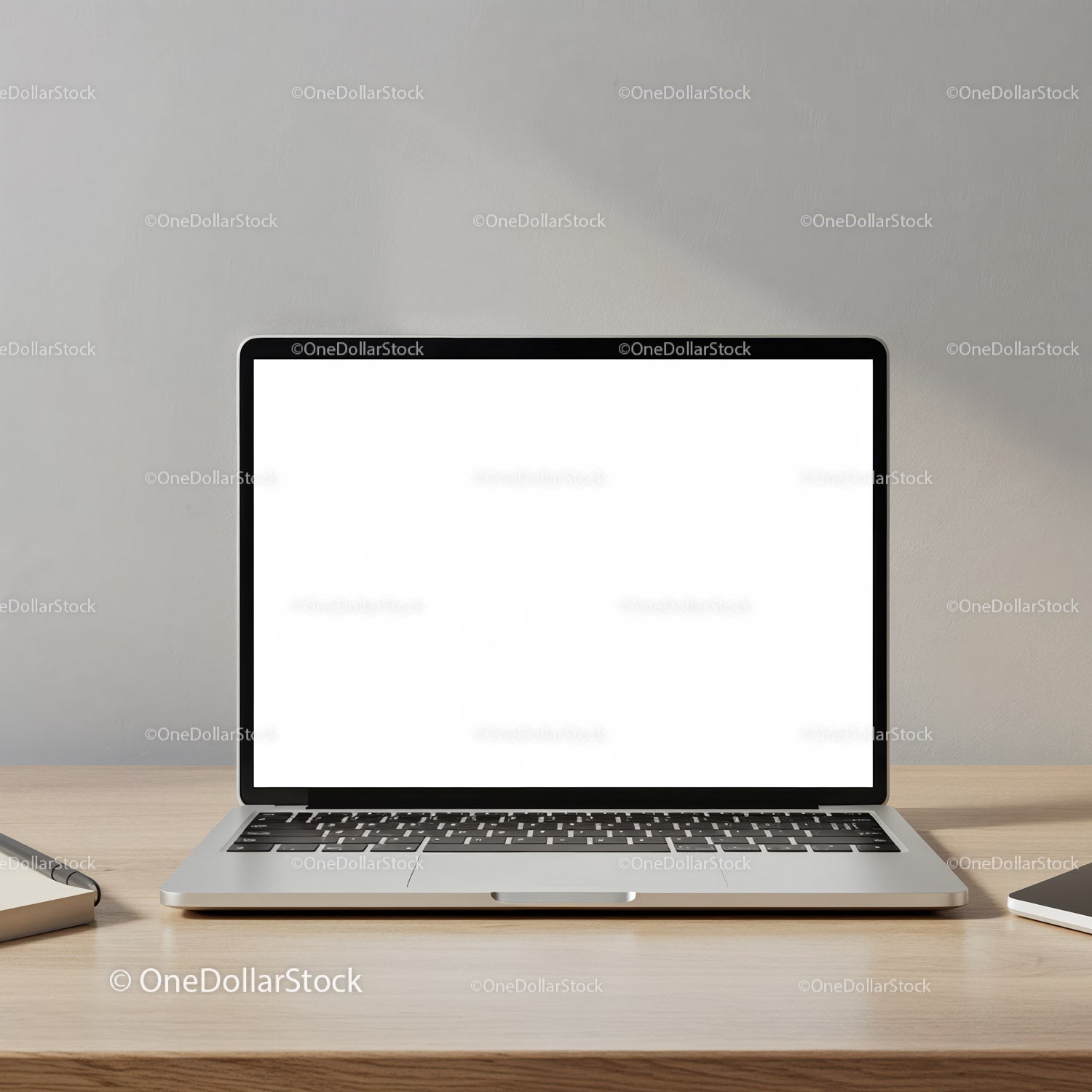 Nowoczesny laptop z pustym ekranem na drewnianym biurku