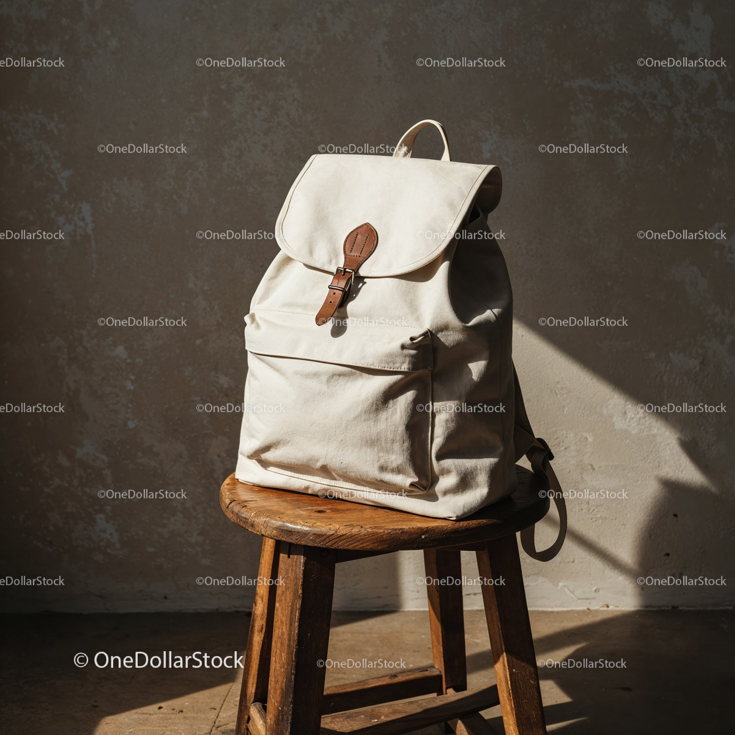Minimalistyczny biały plecak na rustykalnym drewnianym stołku