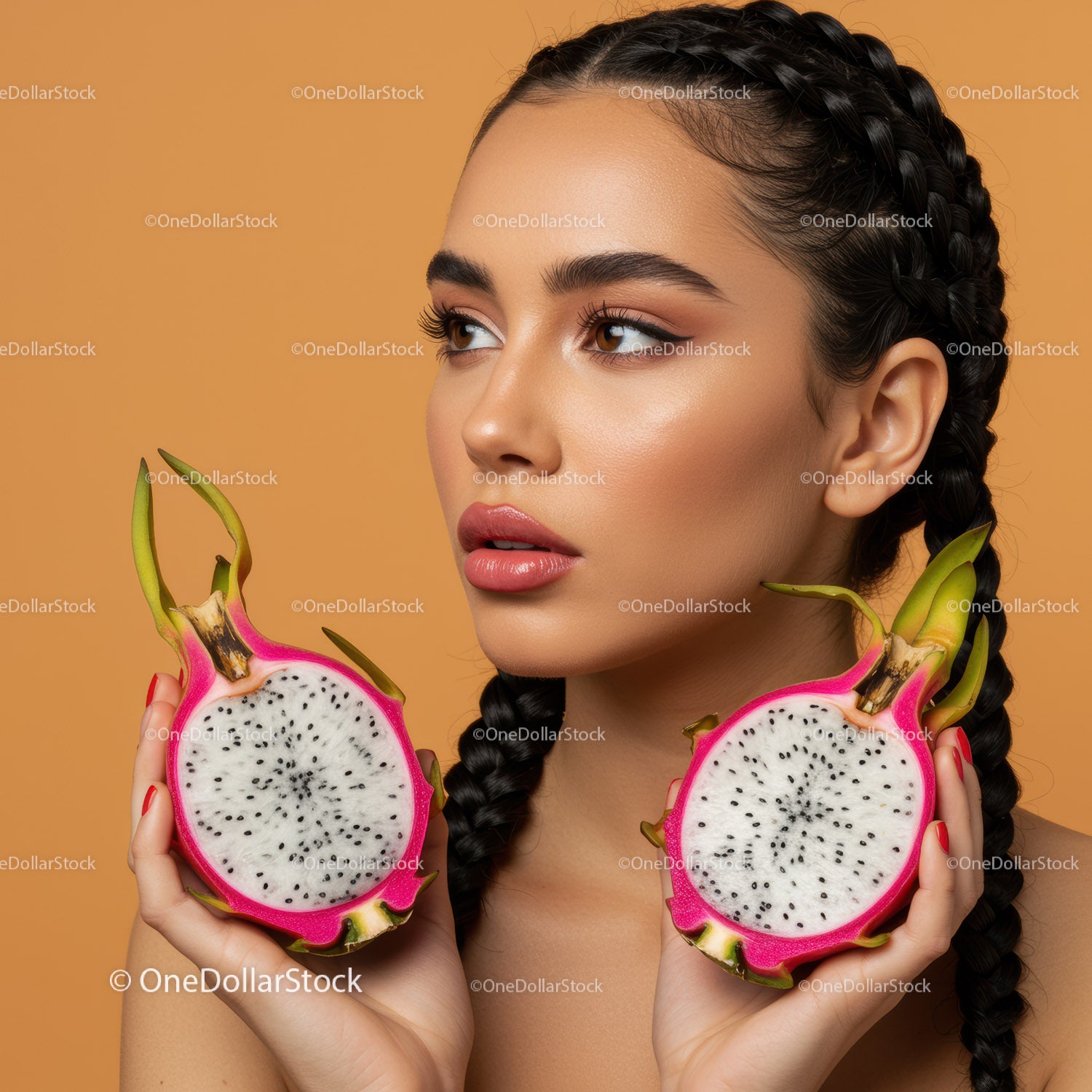 Portret piękna ze świeżym smoczym owocem dla letniego dobrego samopoczucia