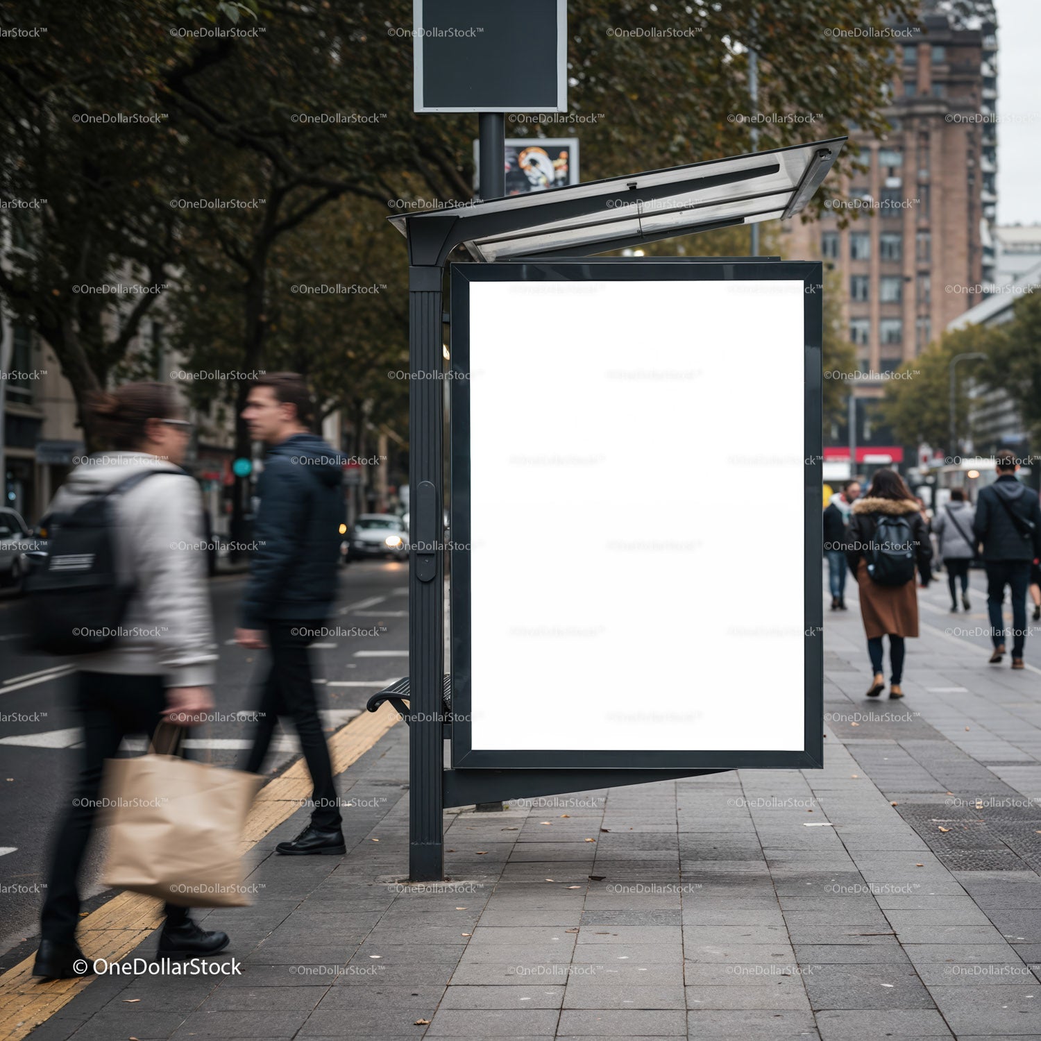 Pusty billboard na przystanku autobusowym, obok którego przechodzą piesi