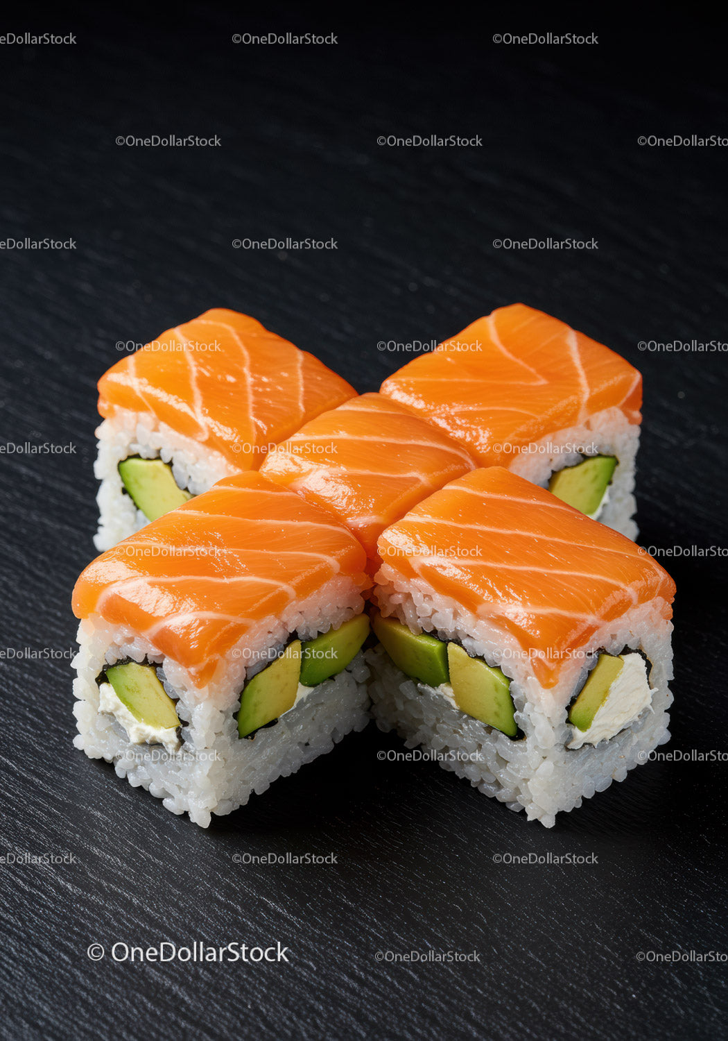 Świeże rolki sushi z łososiem i awokado na ciemnej powierzchni
