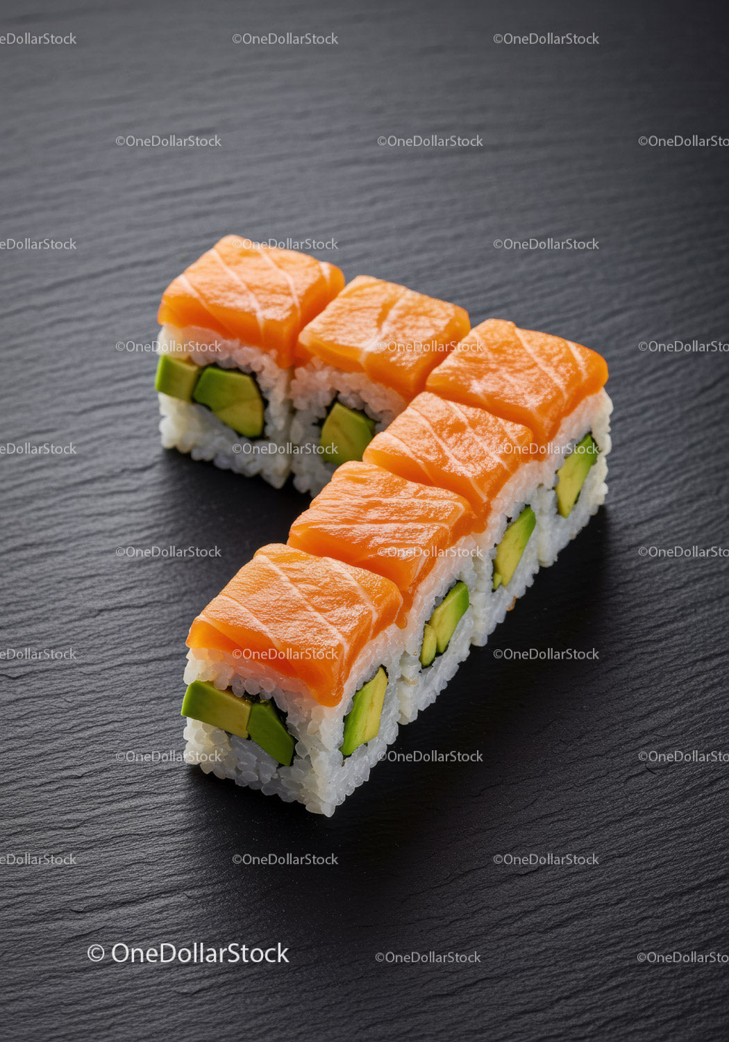 Świeże rolki sushi z łososiem i awokado na czarnym łupku