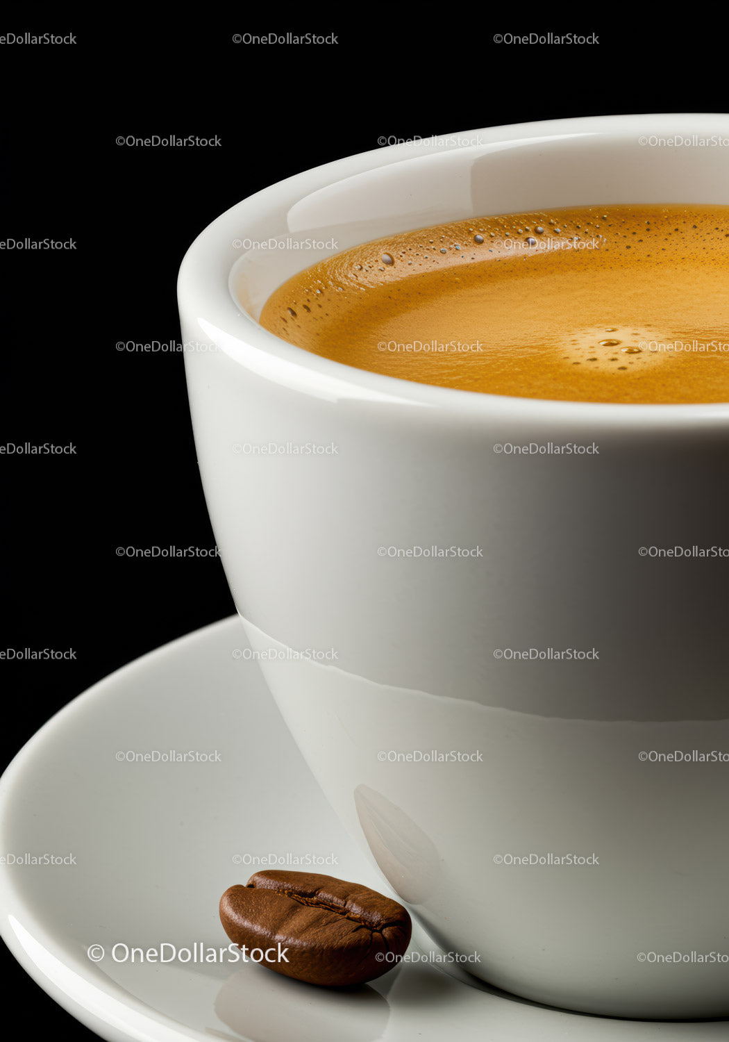 Zbliżenie na kawę espresso w białej filiżance z ziarnami