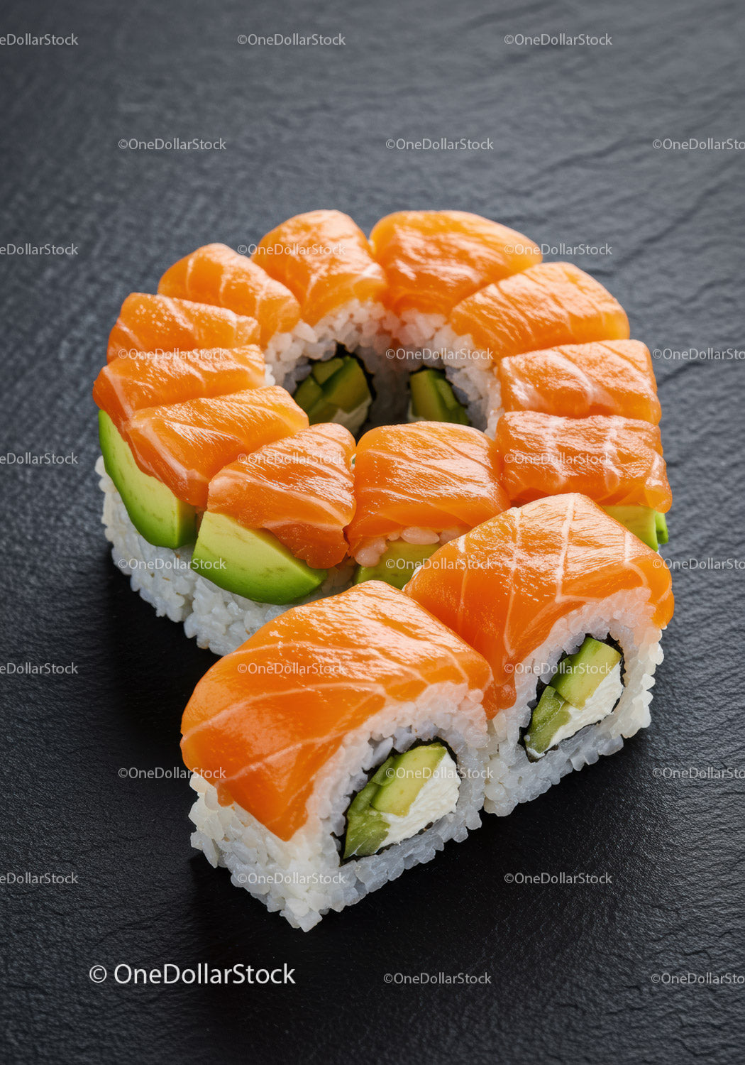 Świeży łosoś i awokado w rolce sushi na czarnej powierzchni