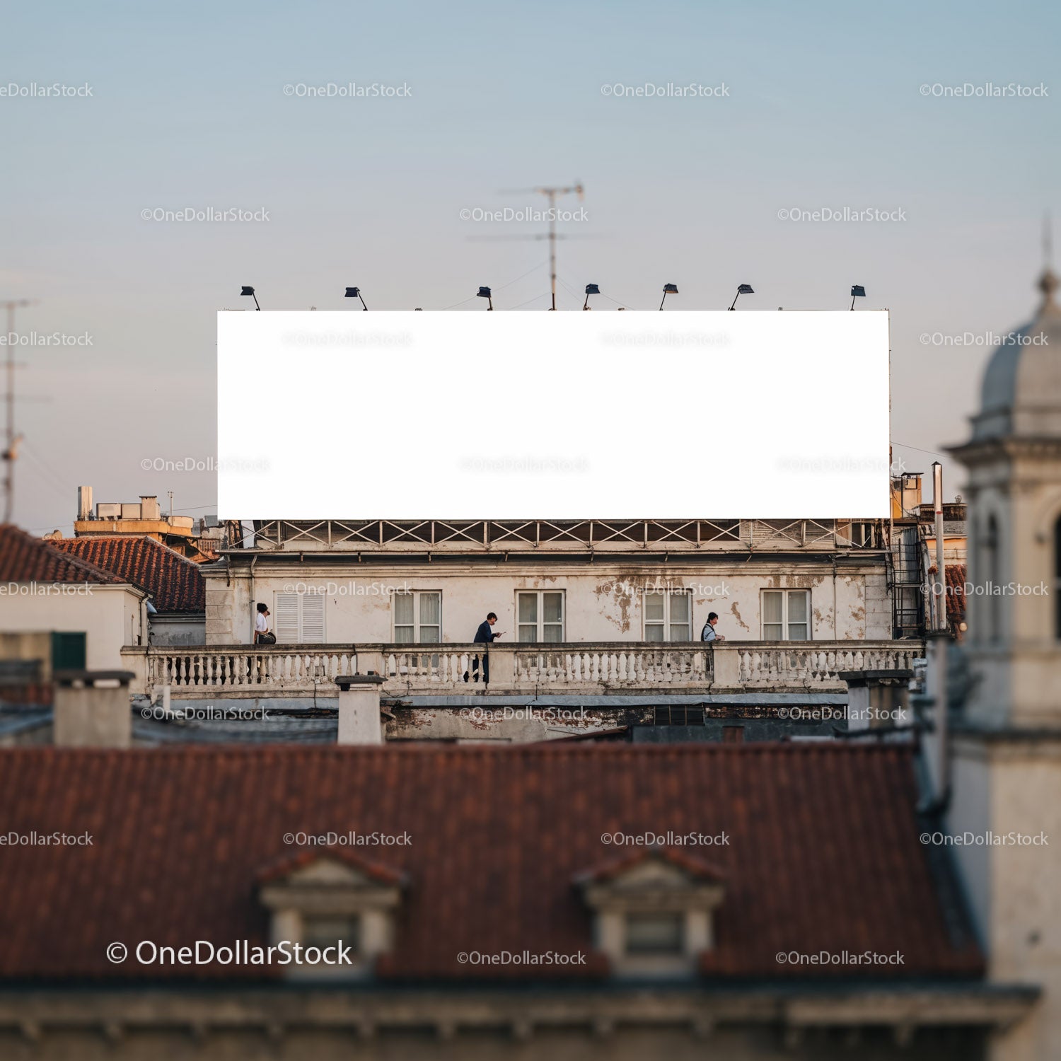 Pusty miejski billboard nad balkonem zabytkowego budynku