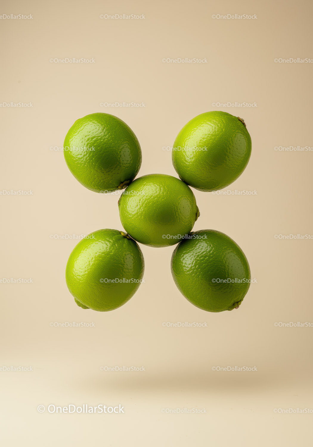 Świeże zielone limonki na beżowym tle