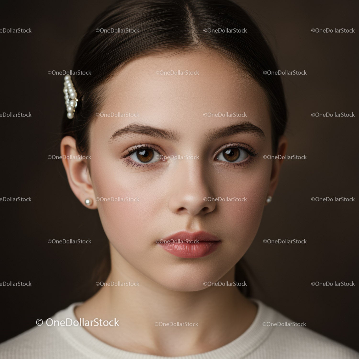 Elegancki portret pięknej młodej kobiety o brązowych oczach i perłowych dodatkach